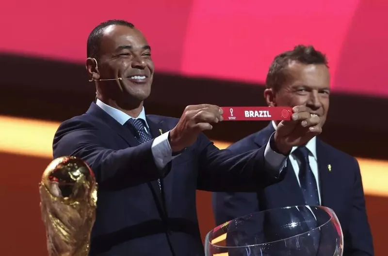 Capitão na Copa do Mundo de 2002, quando o Brasil conquistou o penta, Cafu foi um dos convidados para o sorteio