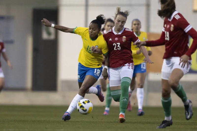 Camisa 18, a alagoana Geyse foi titular no amistoso contra húngaras, porém, não balançou as redes