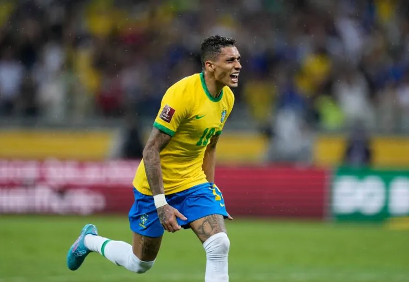 Camisa 19, Raphinha foi o principal destaque do confronto, com um gol no primeiro tempo