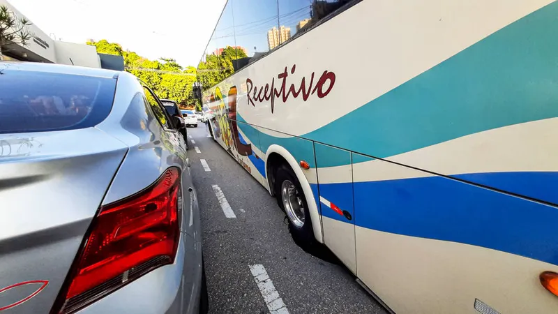 Maceió, 22 de fevereiro de 2022

Onibus de turismo cai em buraco na  R. Saldanha da Gama, bairro do Farol. Alagoas - Brasil.

Foto:@Ailton Cruz