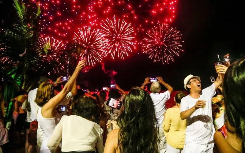 Imagem ilustrativa da imagem CHEGA A 60 Nº DE CIDADES QUE CANCELARAM FESTA DE RÉVEILLON