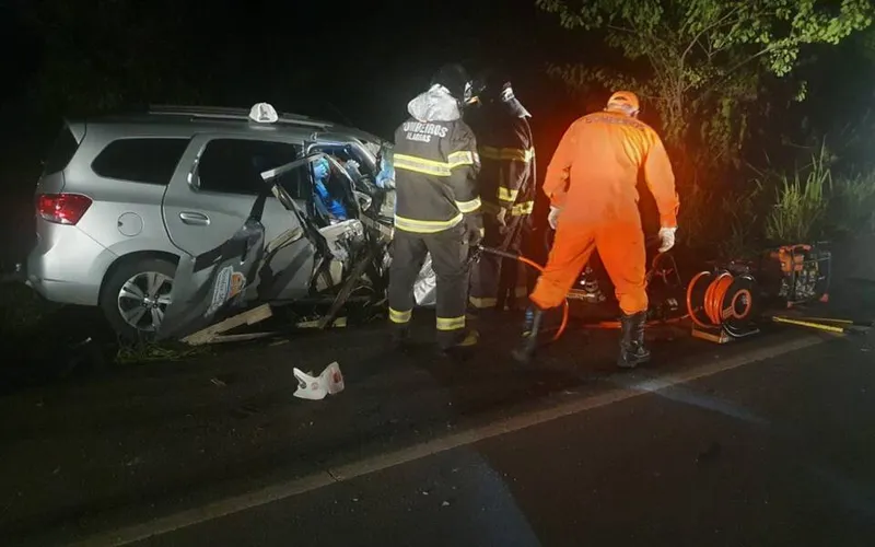 Imagem ilustrativa da imagem COLISÃO ENTRE RETROESCAVADEIRA E CARRO DEIXA MORTO NO LITORAL NORTE