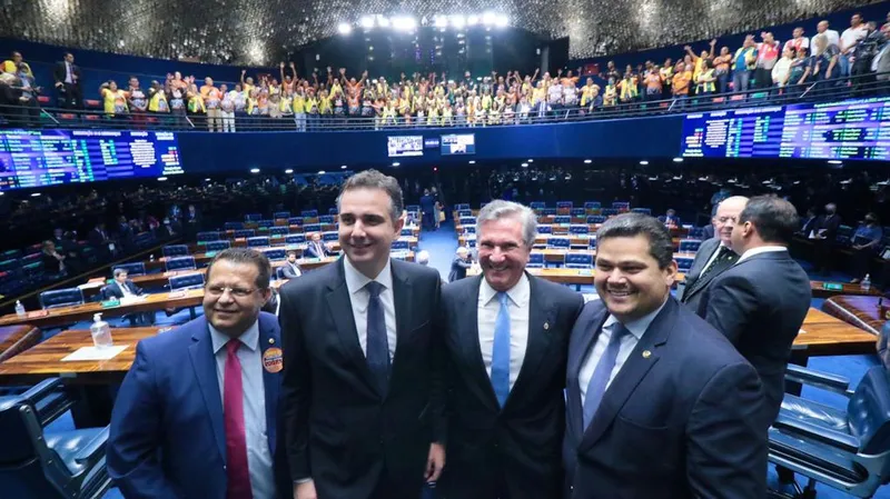Collor celebra aprovação da PEC ao lado do presidente do Senado,Rodrigo Pacheco,e do presidente da CCJ, Davi Alcolumbre