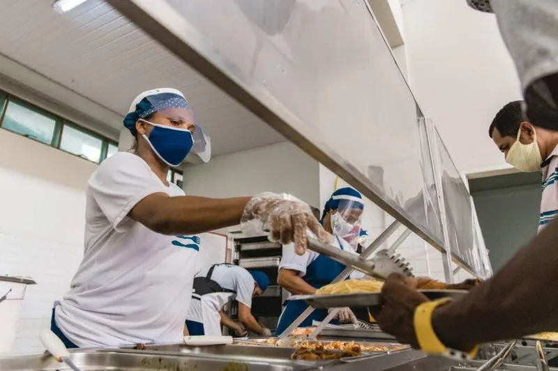 Imagem ilustrativa da imagem COM CUIDADOS SANITÁRIOS, RESTAURANTE POPULAR SERVE 1,5 MIL REFEIÇÕES POR DIA