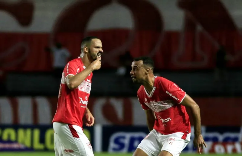 Anselmo Ramon comemora o belo gol que ele fez, o primeiro do CRB no jogo dessa terça