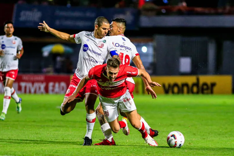 Após abrir o placar com Richard, Galo derrapa no segundo tempo e toma virada do Náutico