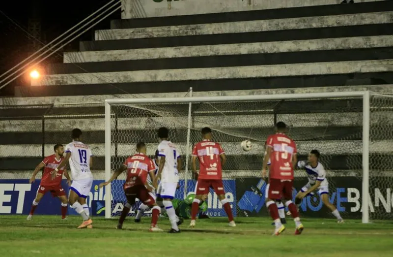 Momento do gol de Longuine, para o CRB, empatando a partida contra o Jaciobá: 1 a 1
