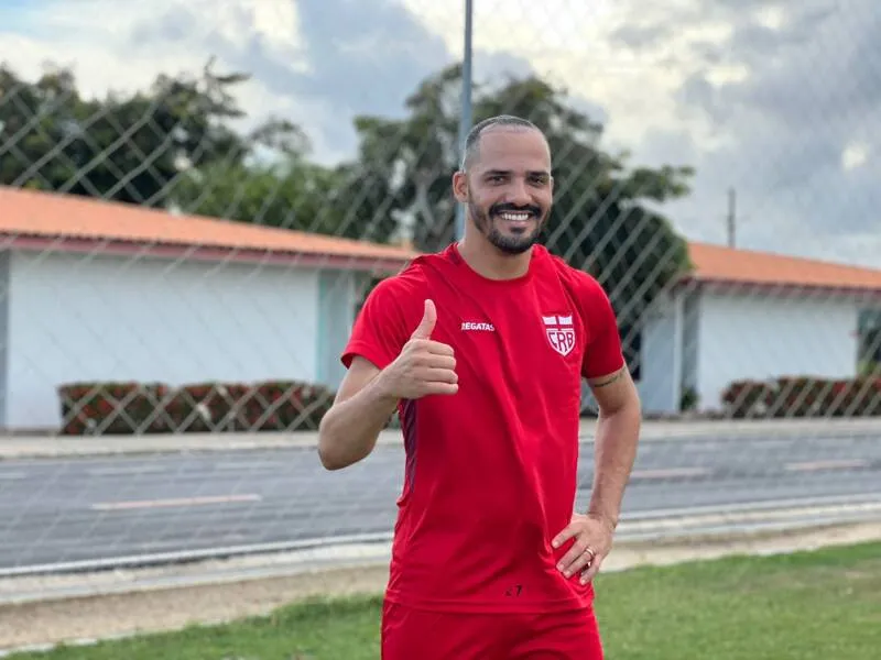 Anselmo Ramon em seu primeiro contato com o gramado do CT Ninho do Galo para treinos
