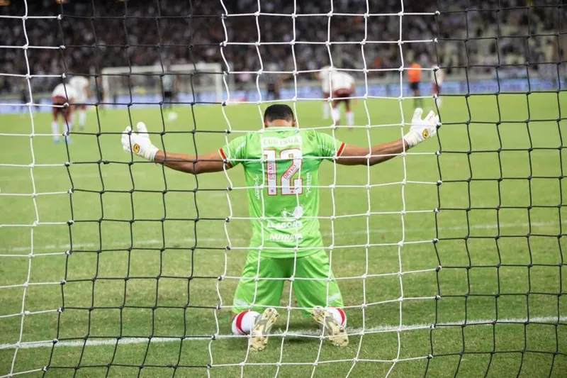 Goleiro Diogo Silva fez grandes defesas, inclusive três cobranças de pênaltis e até fez o dele