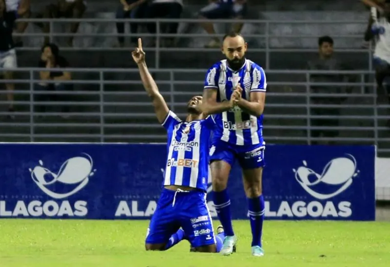 Dalberto (de joelhos) fez o gol do CSA no empate com o Bahia; esse foi o 2º empate azulino nesta edição da Série B