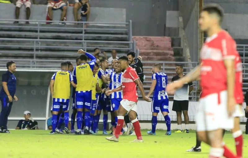 Jogadores do CSA comemoram o gol de Cedric, o único da partida deste sábado, contra o CRB, no Estádio Rei Pelé