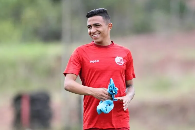 Luiz Henrique, ex-Náutico, é o novo reforço do CSA para a temporada 2022; jogador já se apresentou ao Azulão