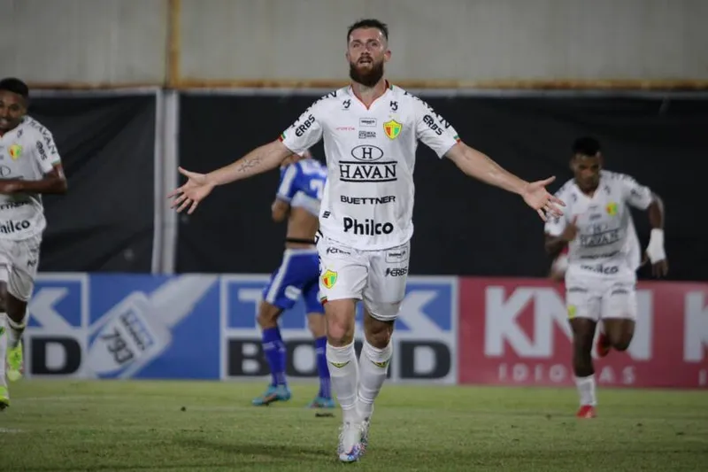 Diego Jardel comemora o seu gol em cima do CSA, o primeiro do jogo no Augusto Bauer, pela Série B