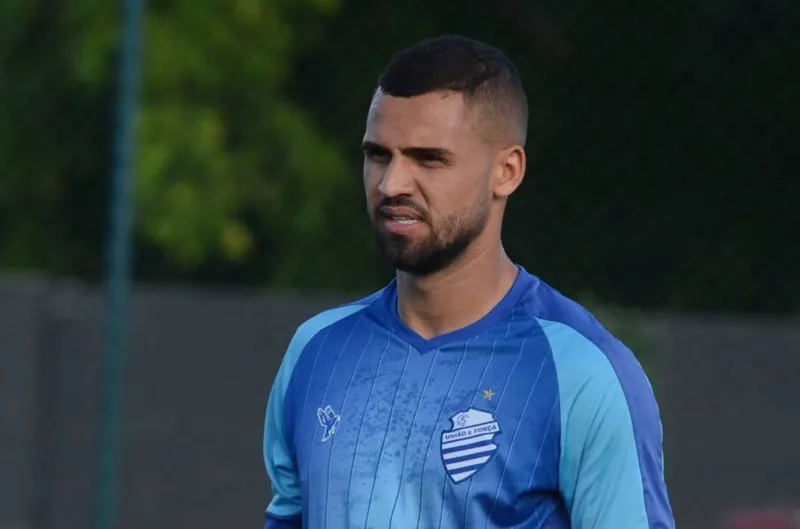 Peça fundamental em 2021, zagueiro Lucão tem malas prontas para acertar com o Mirassol, de São Paulo