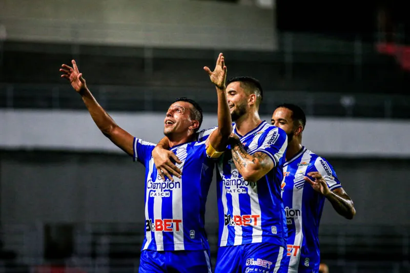 Um dos destaques do primeiro tempo, Didira foi providencial na vitória larga no Trapichão
