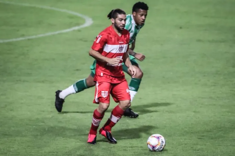 Técnico Marcelo Cabo começou o último jogo do CRB, contra o CSE, pelo Alagoano, deixando Diego Torres (foto) no banco