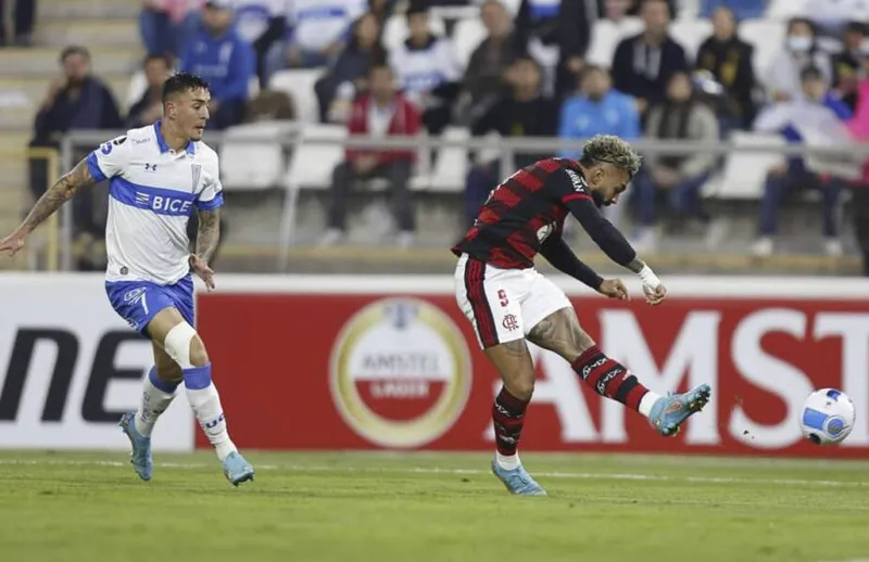 Atos de racismo em direção à torcida do Flamengo ocorreram no jogo contra a Universidad Católica do Chile