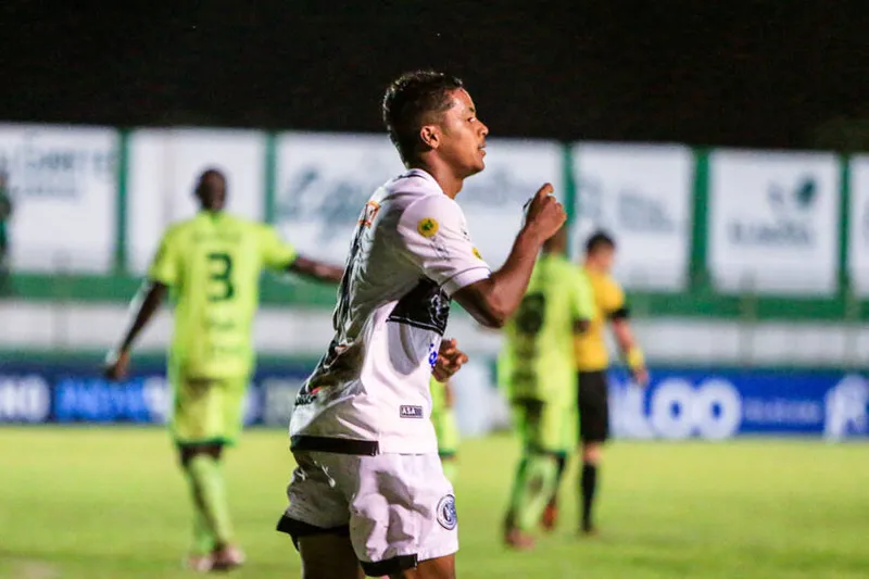 Jovem atacante Xande comemora gol que abriu as ações no José Gomes da Costa, em Murici