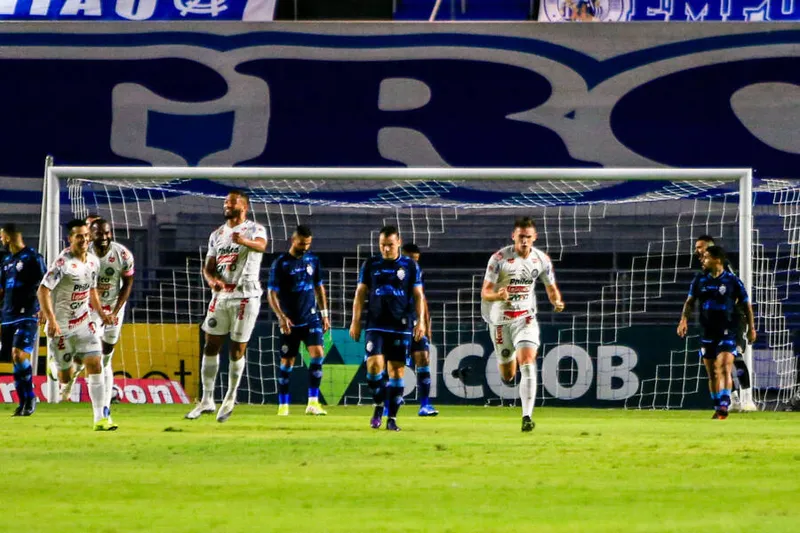 CSA e Operário-PR em outubro de 2021, também pela Série B, quando Azulão perdeu: 4 a 2