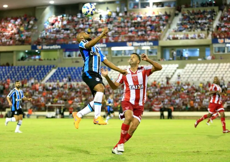 CRB x Grêmio em 2015: Galo jamais venceu o Tricolor em jogos oficiais e ambos se reencontram neste sábado (30)