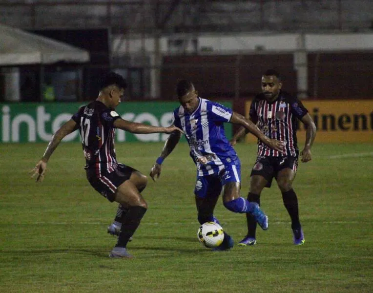 Azulão teve muitas dificuldades ao encarar o Atlético de Alagoinhas, pela 1ª fase da Copa BR