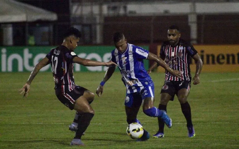 Azulão teve muitas dificuldades para eliminar o Atlético de Alagoinhas no Estádio Carneirão