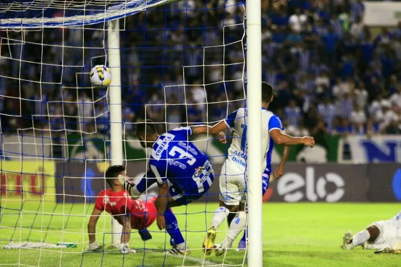 Azulão atropelou o Papão no Rei Pelé, com gols de Werley (2x), Yann e Lucas Barcelos: 4x1