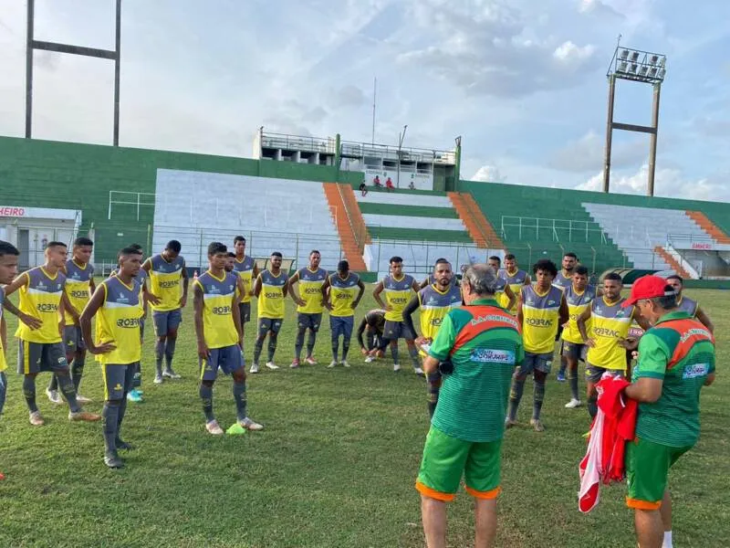 Técnico Caé Cunha, que renovou seu contrato, durante atividade com o seu elenco no Coruripe