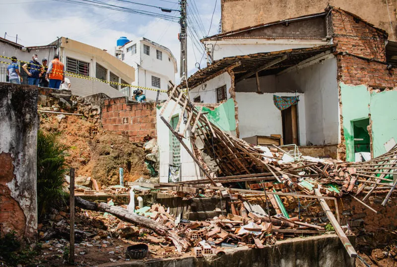 Imagem ilustrativa da imagem DEFESA CIVIL DERRUBA 4 CASAS COM RISCO DE QUEDA