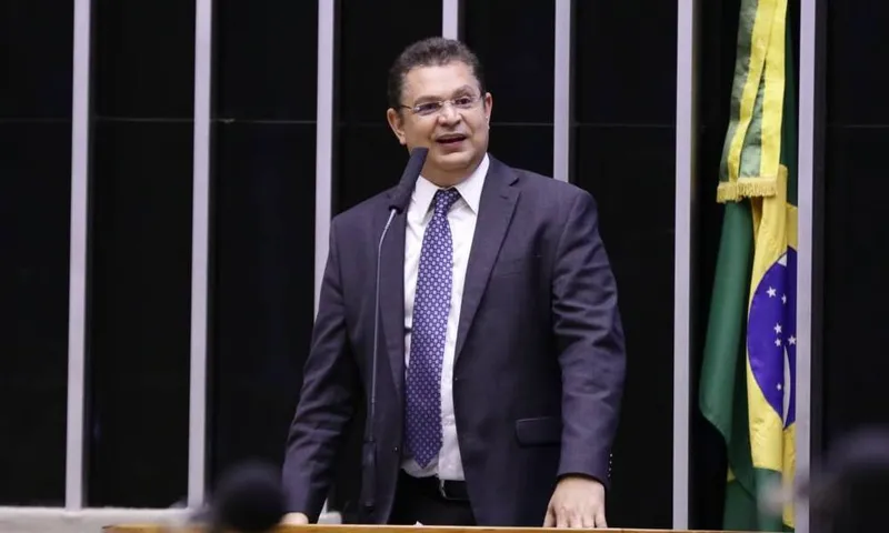 Imagem ilustrativa da imagem DEPUTADO APRESENTA PROJETO QUE DIFICULTA CASSAÇÃO DE MANDATOS