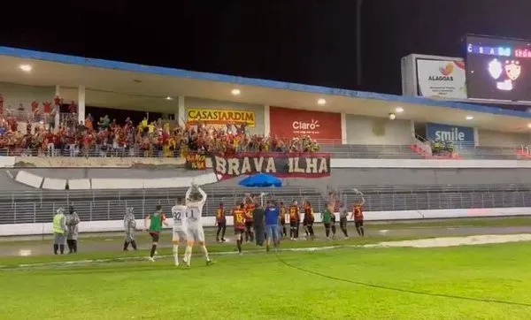 Parte da estrutura do Rei Pelé caiu na área das arquibancadas baixa, onde estava a torcida do Sport