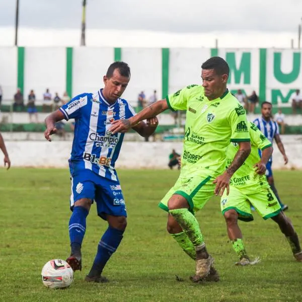 Didira em ação no jogo de ida contra o Murici, no José Gomes da Costa, onde ele fez um gol para o CSA, na vitória de 2 a 0