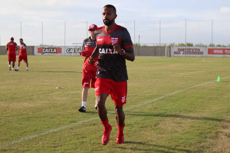 Diego Rosa defendeu as cores do CRB em 2014 e em 2018 e agora vestirá a camisa do Alvinegro arapiraquense
