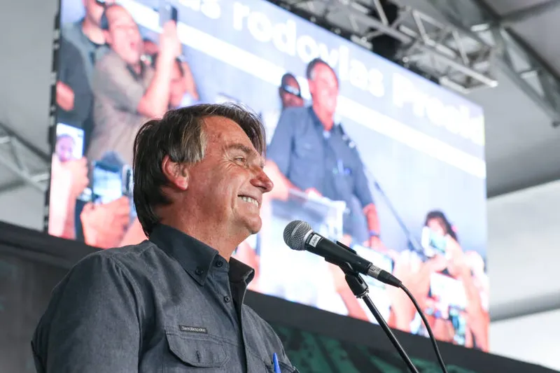 Na pesquisa espontânea, o presidente Jair Bolsonaro aparece em segundo lugar, com 21,5% das intenções de voto
