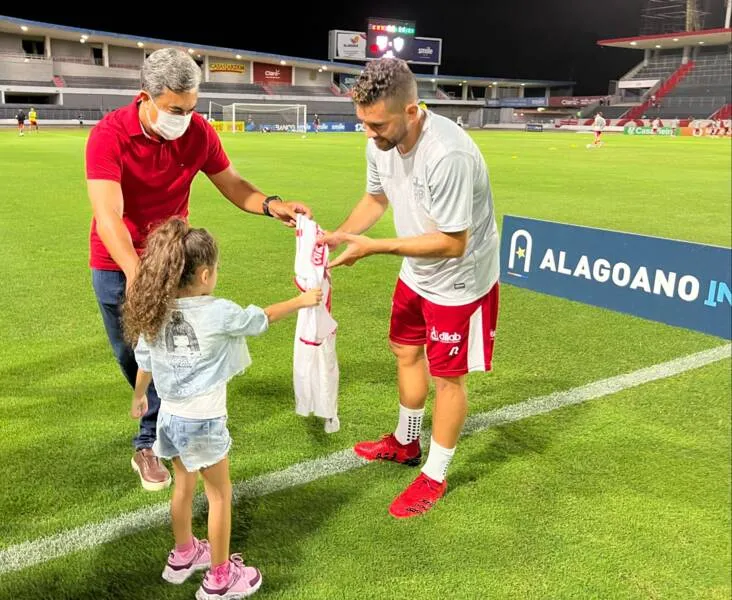 Maestro Diego Torres ganha camisa comemorativa com o número 100 estampado nas costas, em sua homenagem