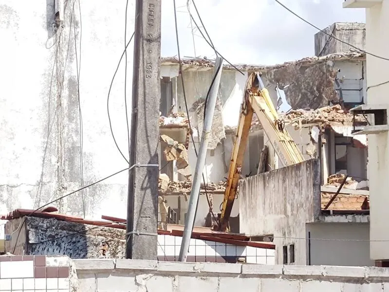 Imagem ilustrativa da imagem EDIFÍCIOS COM RISCO DE COLAPSO NO PINHEIRO COMEÇAM A SER DEMOLIDOS