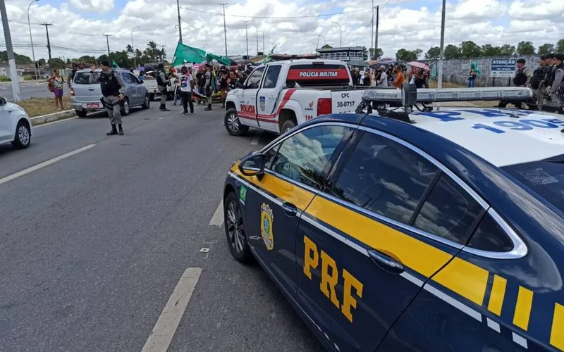 Imagem ilustrativa da imagem EM PROTESTO, TRABALHADORES DA EDUCAÇÃO FECHAM TRECHO DA BR-104 EM RIO LARGO