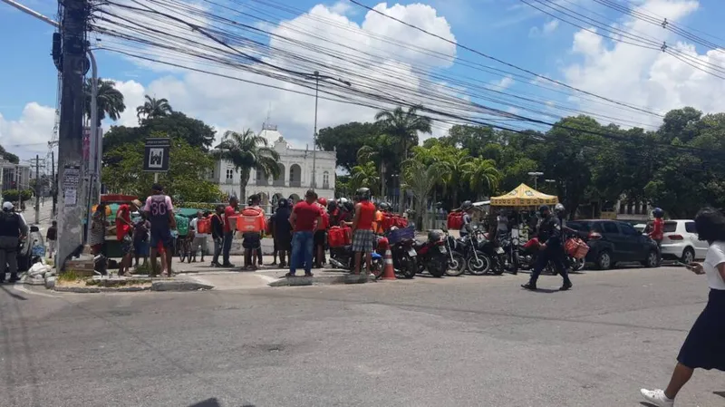 Imagem ilustrativa da imagem ENTREGADORES POR APLICATIVO FAZEM PROTESTO CONTRA ALTA DA GASOLINA