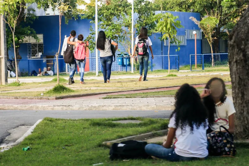 Governo tentou combater a evasão escolar com distribuição de dinheiro para estudantes