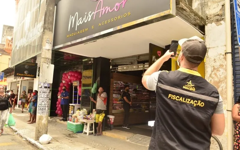 Imagem ilustrativa da imagem FISCALIZAÇÃO NOTIFICA LOJAS DO CENTRO DE MACEIÓ PARA REGULARIZAÇÃO DE FACHADAS