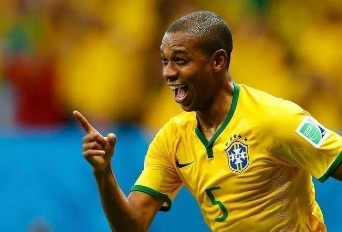 Volante Fernandinho, do Manchester City e Seleção Brasileira, deve retornar para o futebol brasileiro