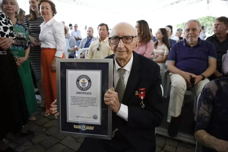 Ele trabalha como vendedor em uma empresa de tecidos há 84 anos