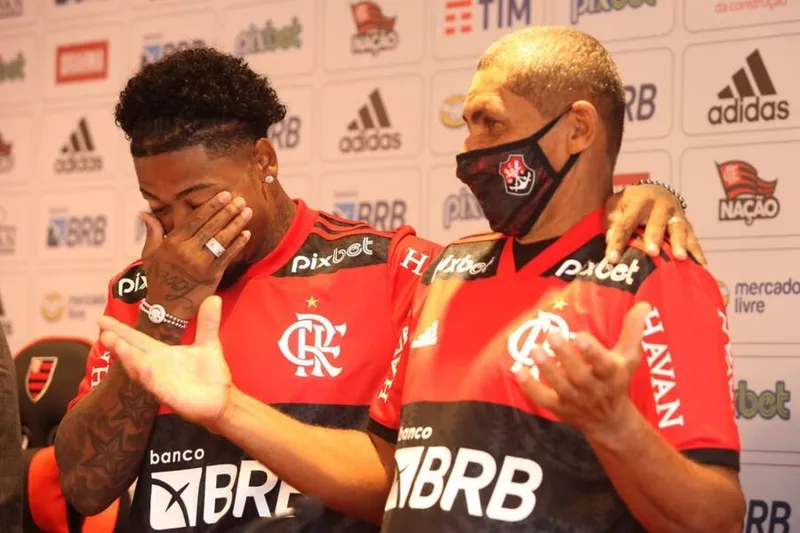 Marinho e o pai, Zé Carlos, com a camisa do Flamengo: choro e emoção na apresentação no Ninho do Urubu
