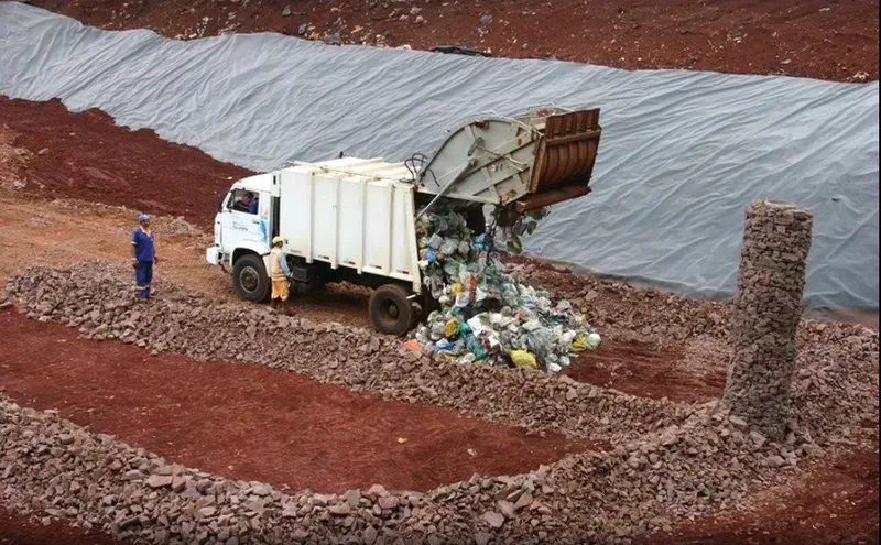 Imagem ilustrativa da imagem GESTÃO DE RESÍDUOS EM AL ENVOLVE DESCARTE EM ATERRO E COLETA SELETIVA