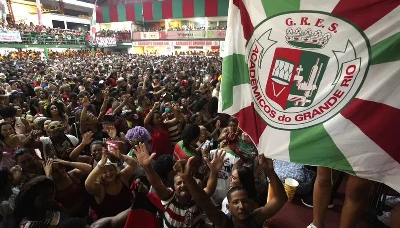 Desta vez, o título veio, mas não sem emoção: a Beija-Flor de Nilópolis chegou a ultrapassar Caxias no início da apuração, mas terminou em segundo