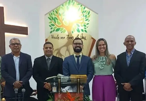 Pastor Heldher (centro) com a esposa, Elisangela Belarmino, e os executivos da CBAL, durante o culto de posse