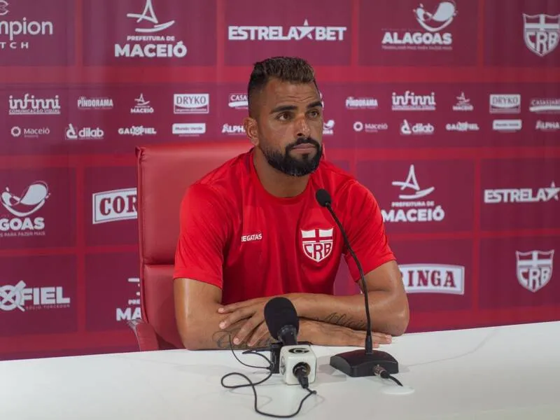 Maicon sentiu um dos tornozelos, mas não foi confirmada lesão, mesmo assim ele pode ser dúvida para clássico