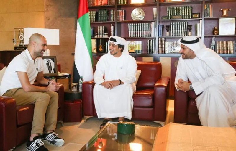 Pep Guardiola com Mansour Bin Zayed (c), sheik que comanda a empresa sócia majoritária da City Football Group