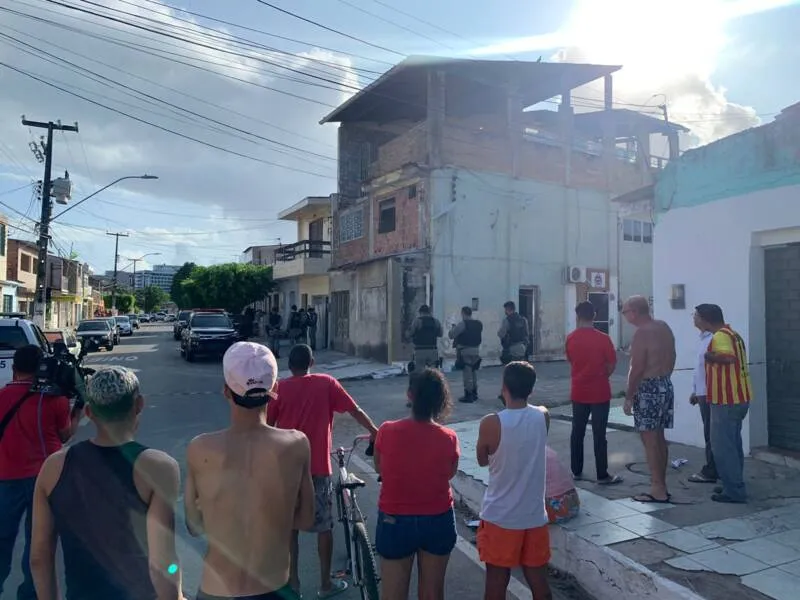 Imagem ilustrativa da imagem HOMEM É MORTO E OUTRO É MANTIDO COMO REFÉM EM BEBEDEIRA ENTRE VIZINHOS
