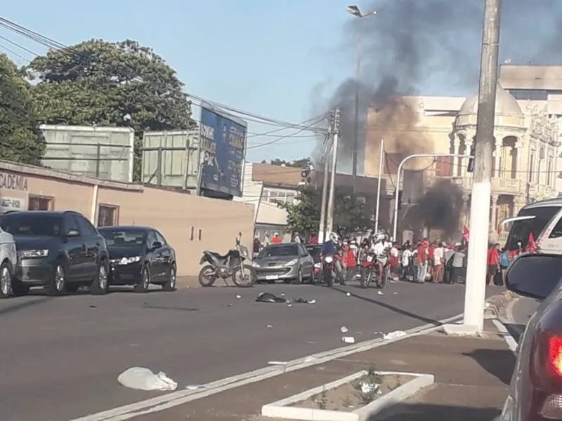 Imagem ilustrativa da imagem IDOSO SUSPEITO DE ATIRAR E FERIR MANIFESTANTES É SOLTO APÓS PAGAR FIANÇA
